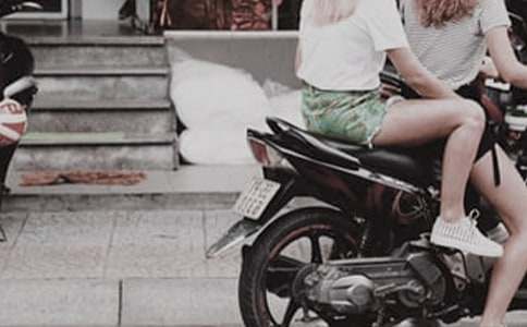 描寫女子神態(tài)的詞語