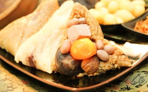 關(guān)于包粽子的小學(xué)作文100字(通用43篇)