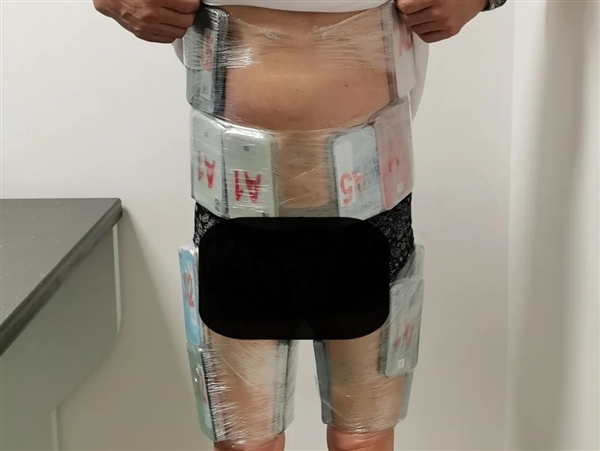 一男子身穿手機“鎧甲”入境被查：全身裹滿52部舊iPhone