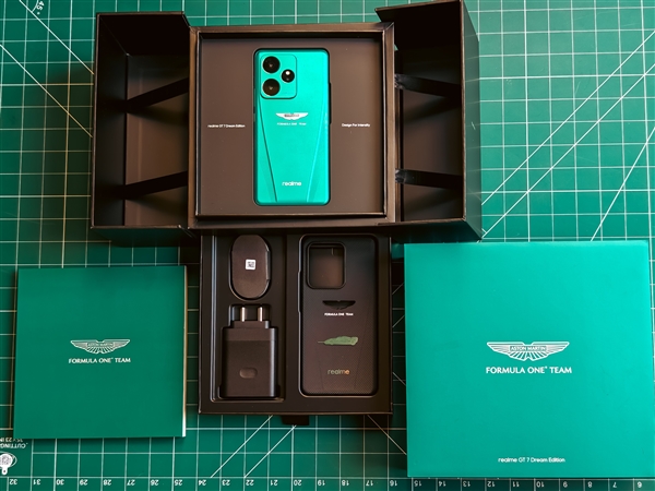 真我GT7阿斯頓馬丁限定版官宣：明天見