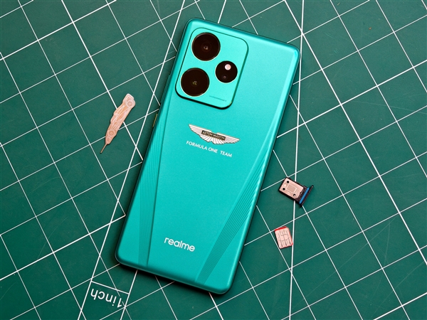 真我GT7阿斯頓馬丁限定版官宣：明天見