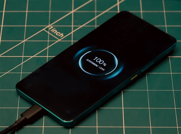 真我GT7阿斯頓馬丁限定版官宣：明天見