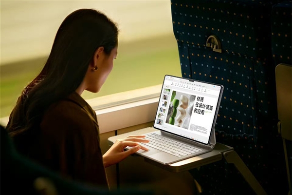 平板就是生產(chǎn)力！雷軍帶兩部小米平板7 Ultra：一部會議 一部記筆記