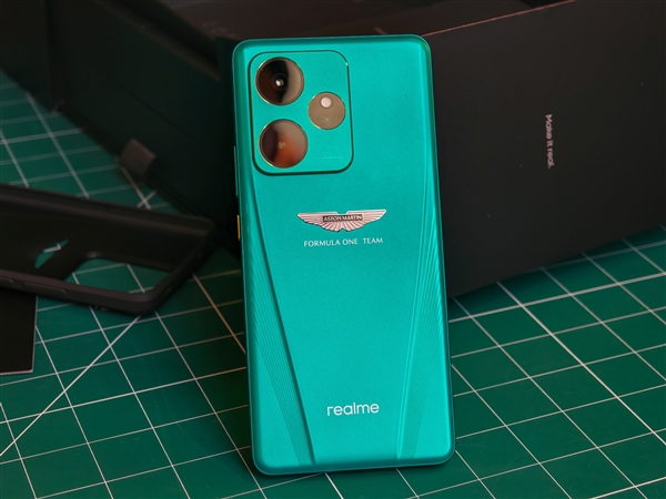 真我GT7阿斯頓馬丁限定版官宣：明天見