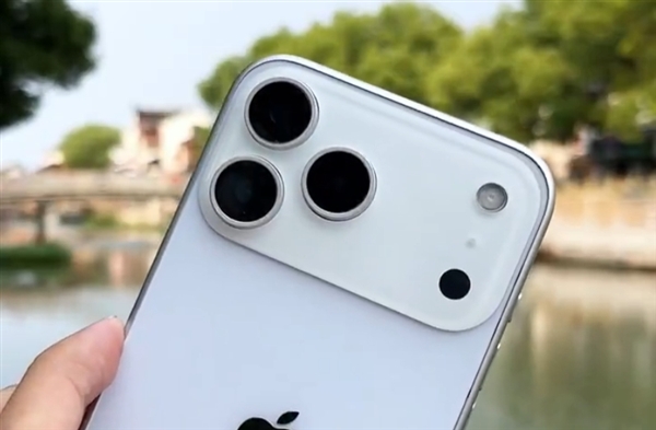 蘋果iPhone 17 Pro Max機(jī)模上手:厚度增加 電池加大