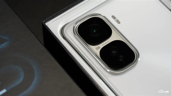 買芯片送手機(jī)！iQOO出了個(gè)2000多塊的驍龍8至尊版手機(jī)