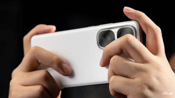 買芯片送手機(jī)！iQOO出了個(gè)2000多塊的驍龍8至尊版手機(jī)