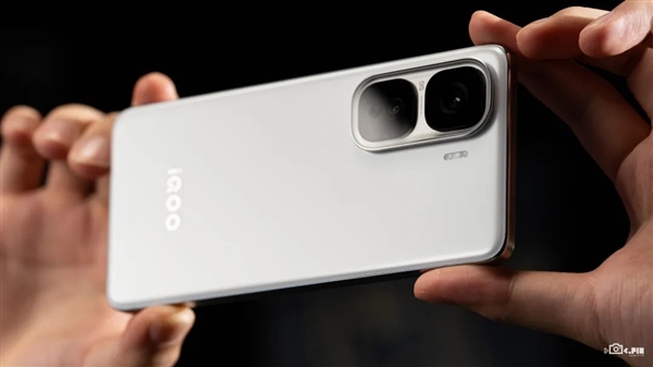 買芯片送手機(jī)！iQOO出了個(gè)2000多塊的驍龍8至尊版手機(jī)