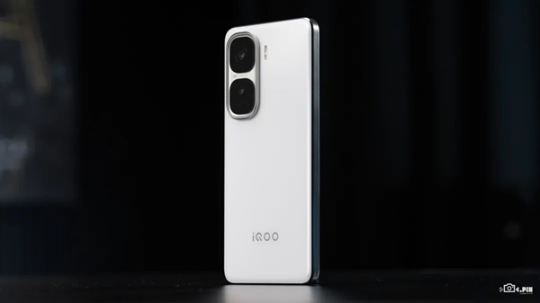 買芯片送手機(jī)！iQOO出了個(gè)2000多塊的驍龍8至尊版手機(jī)