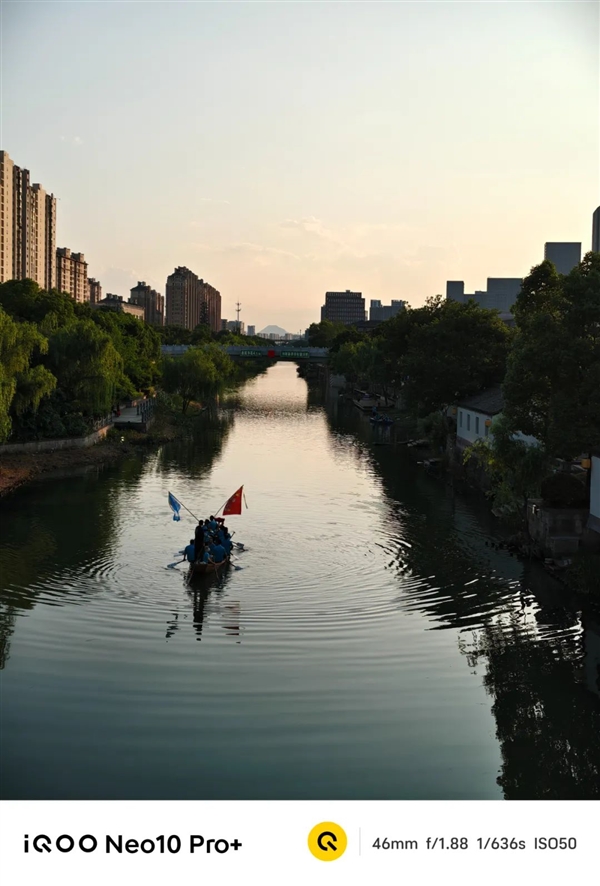 買芯片送手機(jī)！iQOO出了個(gè)2000多塊的驍龍8至尊版手機(jī)