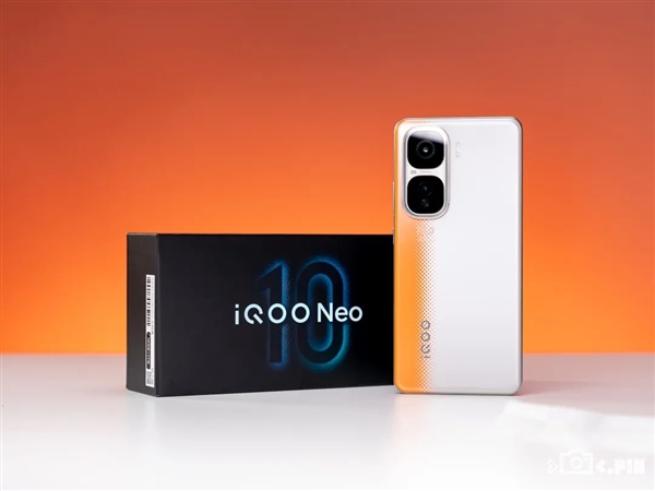 買芯片送手機(jī)！iQOO出了個(gè)2000多塊的驍龍8至尊版手機(jī)
