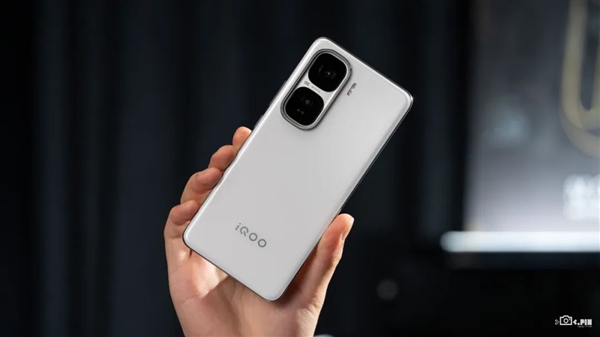 買芯片送手機(jī)！iQOO出了個(gè)2000多塊的驍龍8至尊版手機(jī)