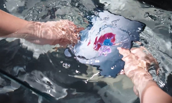 真·輕到起飛！vivo X Fold5實測被風(fēng)扇吹飛 老款219g紋絲不動