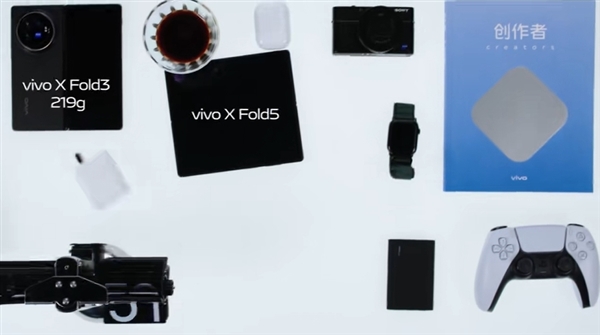 真·輕到起飛！vivo X Fold5實測被風(fēng)扇吹飛 老款219g紋絲不動