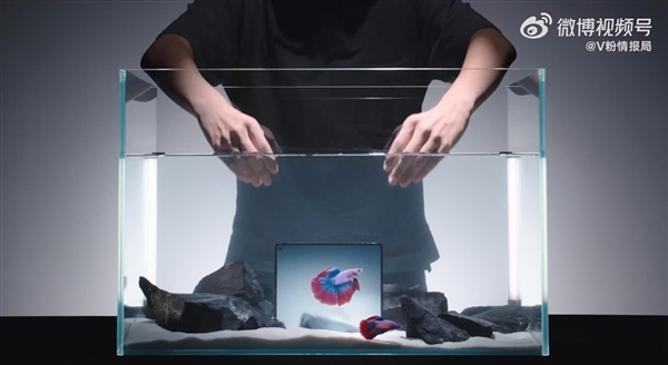 真·輕到起飛！vivo X Fold5實測被風(fēng)扇吹飛 老款219g紋絲不動