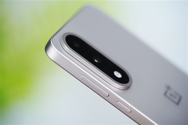 性能強(qiáng)天璣手機(jī)！一加Ace 5至尊版圖賞