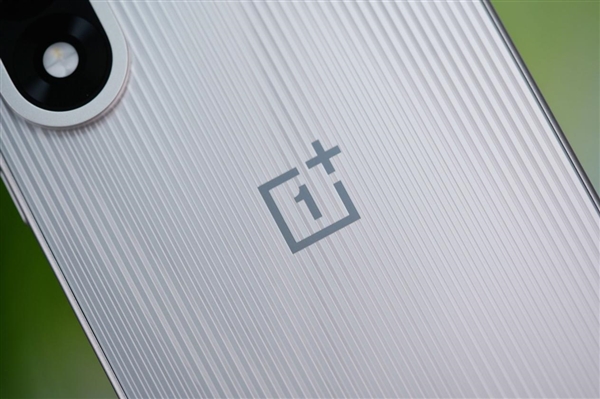 性能強(qiáng)天璣手機(jī)！一加Ace 5至尊版圖賞