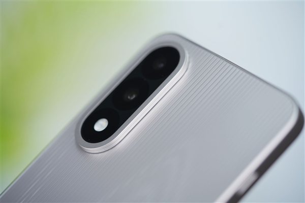 性能強(qiáng)天璣手機(jī)！一加Ace 5至尊版圖賞