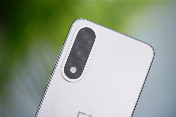 性能強(qiáng)天璣手機(jī)！一加Ace 5至尊版圖賞