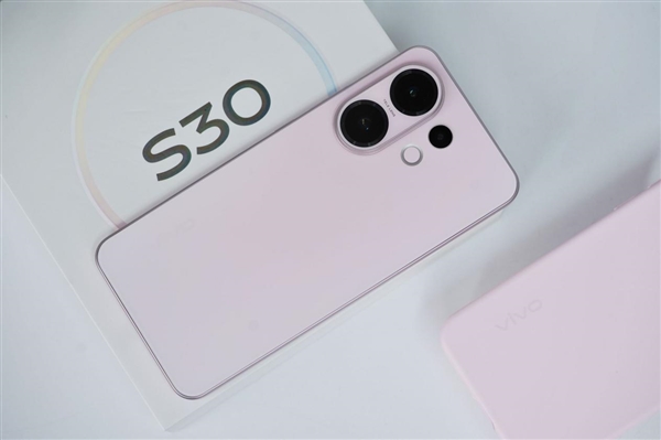 手感絕佳純直屏！vivo S30桃桃粉圖賞