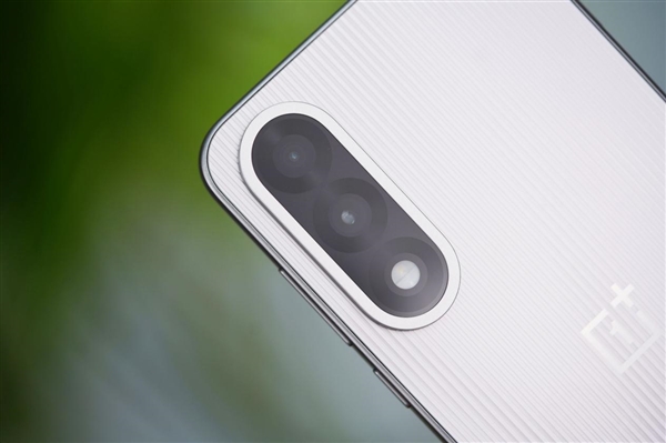 性能強(qiáng)天璣手機(jī)！一加Ace 5至尊版圖賞