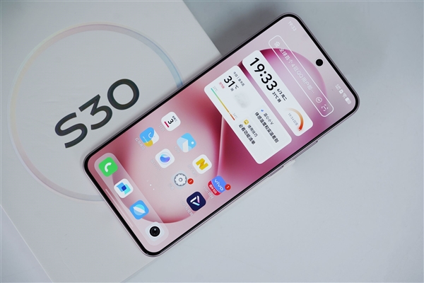 手感絕佳純直屏！vivo S30桃桃粉圖賞