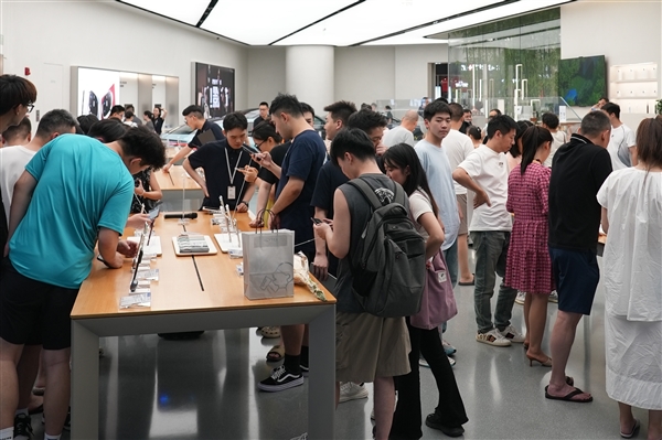 華為Pura 80系列被瘋搶 一女生成為首批購機用戶：很開心很激動