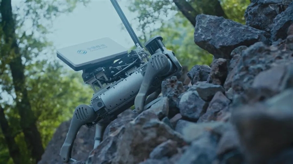 中國移動全球首發(fā)智能衛(wèi)星通信機器狗:直連衛(wèi)星操控救援 還能當基站