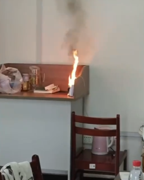羅馬仕充電寶非召回款又自燃 學生：在學校圖書館突然爆炸