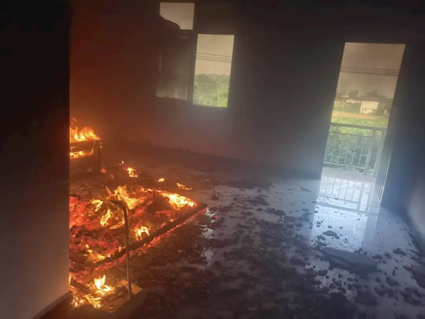 手機(jī)充電時(shí)被蓋上棉被 結(jié)果短路起火 小伙被送進(jìn)ICU