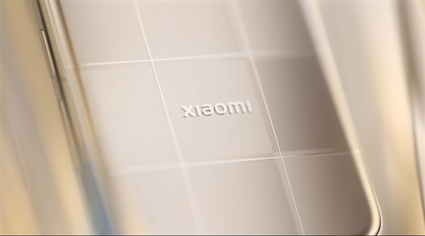 行業(yè)強小折疊！小米MIX Flip 2外觀首次揭曉