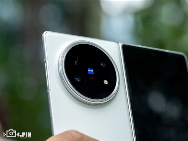 vivo剛出的這臺(tái)折疊屏 我愿稱它為“蘋果佳搭子”