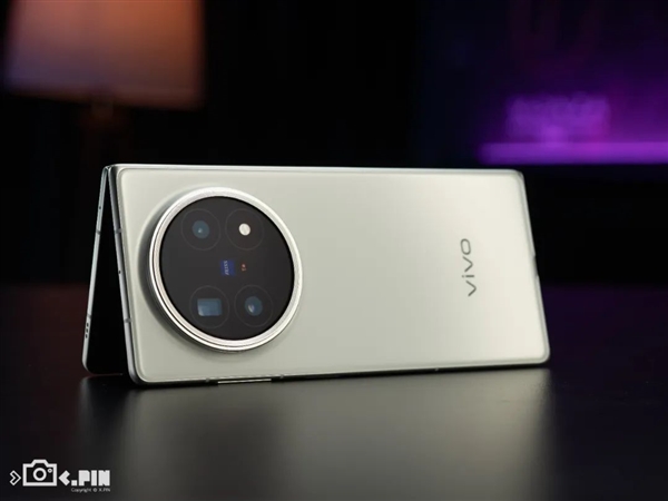 vivo剛出的這臺(tái)折疊屏 我愿稱它為“蘋果佳搭子”