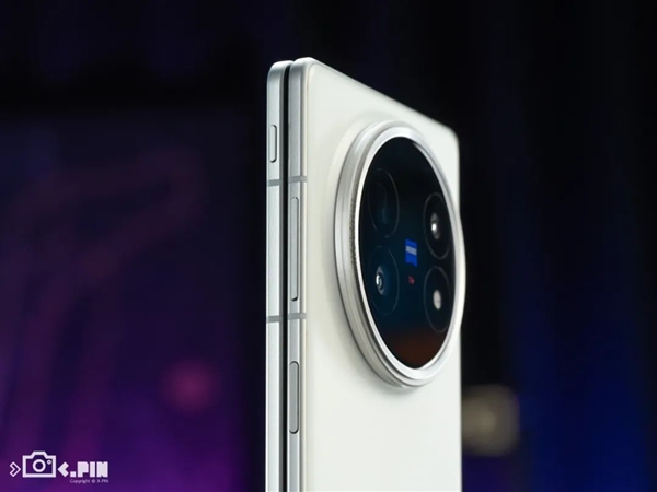 vivo剛出的這臺(tái)折疊屏 我愿稱它為“蘋果佳搭子”