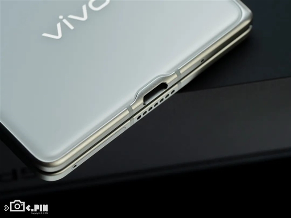 vivo剛出的這臺(tái)折疊屏 我愿稱它為“蘋果佳搭子”