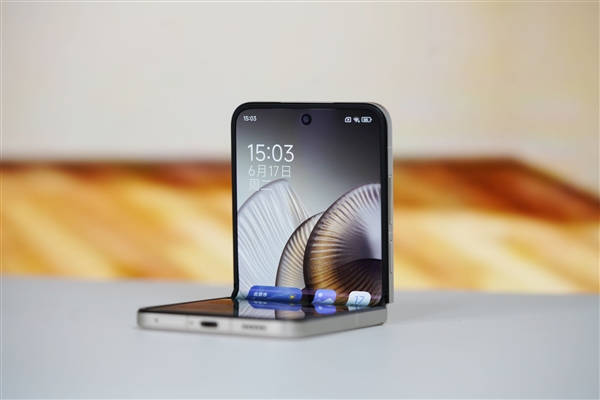 滿配旗艦小折疊屏！小米MIX Flip 2圖賞