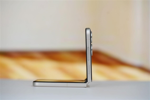 滿配旗艦小折疊屏！小米MIX Flip 2圖賞