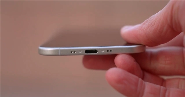 蘋果為極致輕薄妥協(xié)太多:iPhone 17 Air前攝被迫挪位