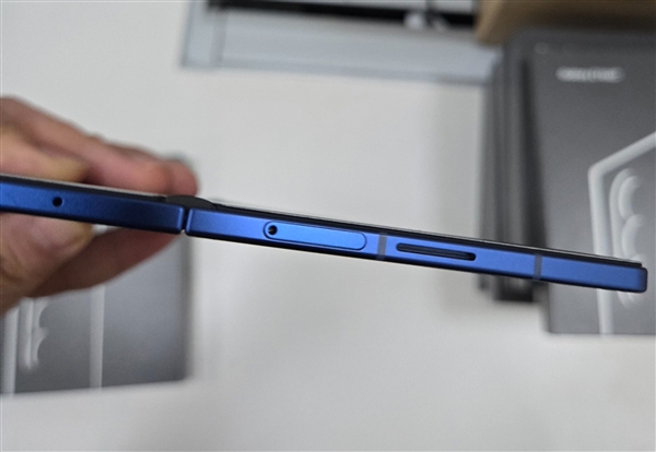 三星史上薄折疊屏！Galaxy Z Fold7真機(jī)首曝：中框跟卡托差不多厚
