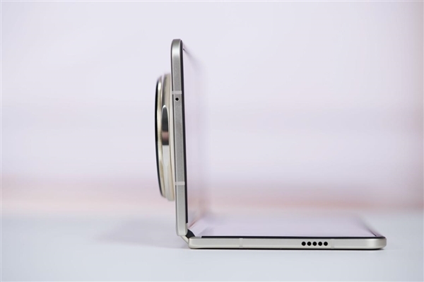 全球輕薄折疊屏！榮耀Magic V5首銷：狂攬8項(xiàng)世界紀(jì)錄 8999元起