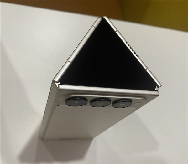 安卓首款！傳音三折疊屏首曝：外觀跟華為截然不同