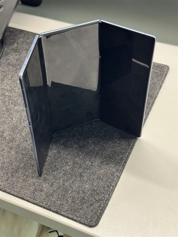 安卓首款！傳音三折疊屏首曝：外觀跟華為截然不同