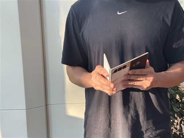 安卓首款！傳音三折疊屏首曝：外觀跟華為截然不同