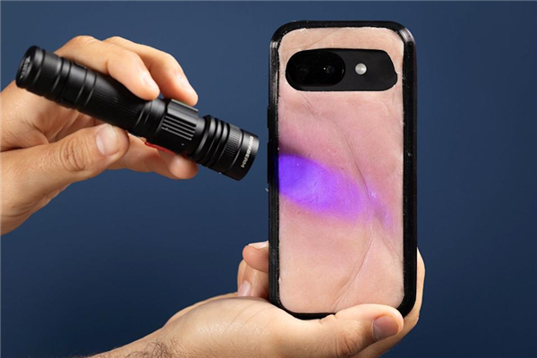 英國(guó)發(fā)明“人皮手機(jī)殼”:遇紫外線變色 陽光下會(huì)像人皮一樣曬傷