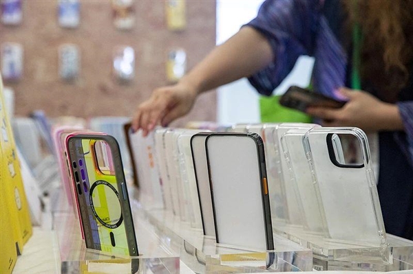 小心了！幾塊錢的手機(jī)殼可能有毒或致腎衰竭：選不對(duì)等于手抓毒源