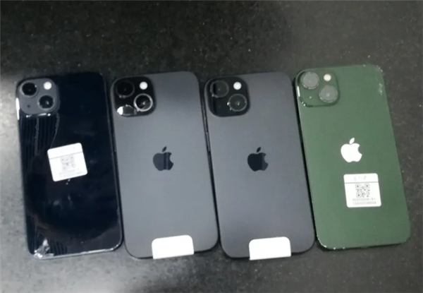 兩人腳踩8部iPhone進(jìn)境 因步伐僵硬被發(fā)現(xiàn)