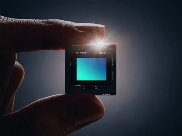 你手機(jī)攝像頭里的“萬年老三” 這次也想上桌吃飯