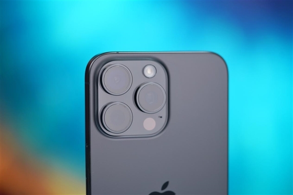 你注意過沒！iPhone攝像頭旁邊竟然有個(gè)小孔：作用揭秘