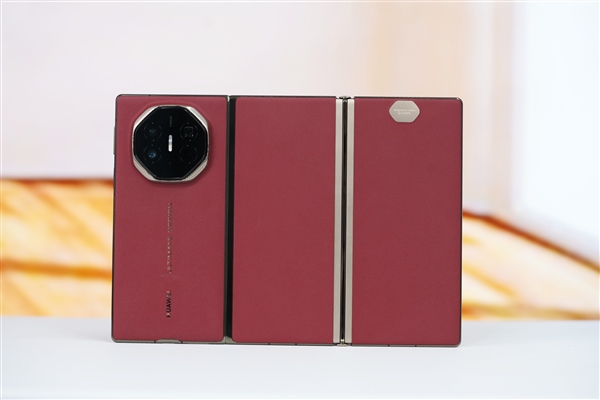 華為三折疊遭司機(jī)急剎后摔壞 乘客要求賠償7999元：你覺得貴嗎