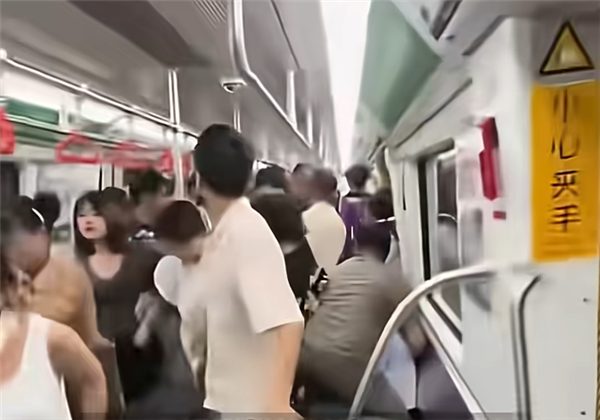 廈門地鐵1號線車廂內(nèi)起火 官方通報(bào)：充電寶冒煙